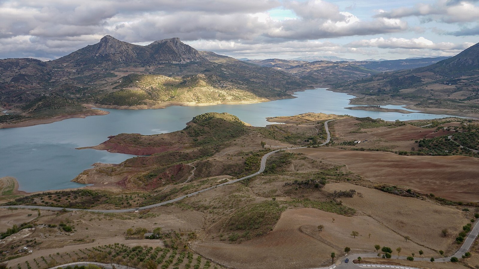 El embalse de Zahara-El Gastor de agua turquesa entre olivares y sierras