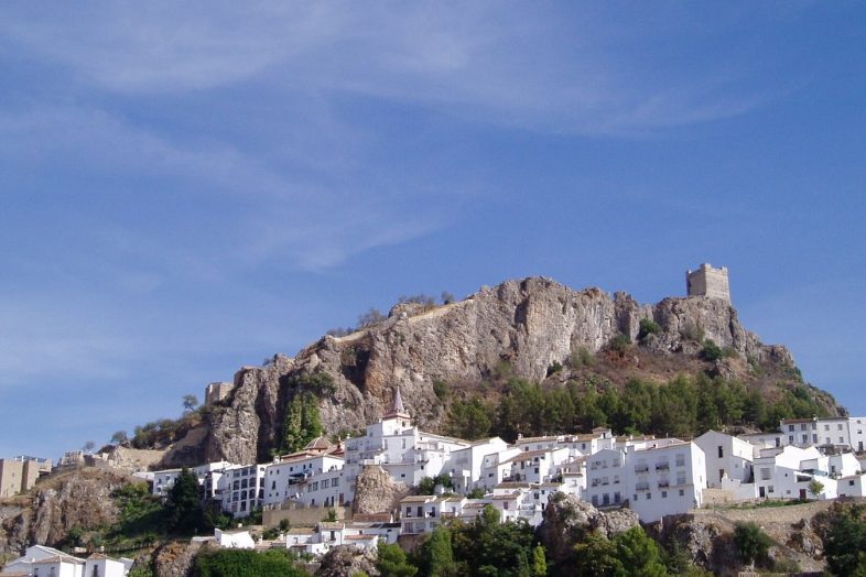 El peñón de Zahara de la Sierra con la torre del homenaje en lo alto y el caserío blanco debajo
