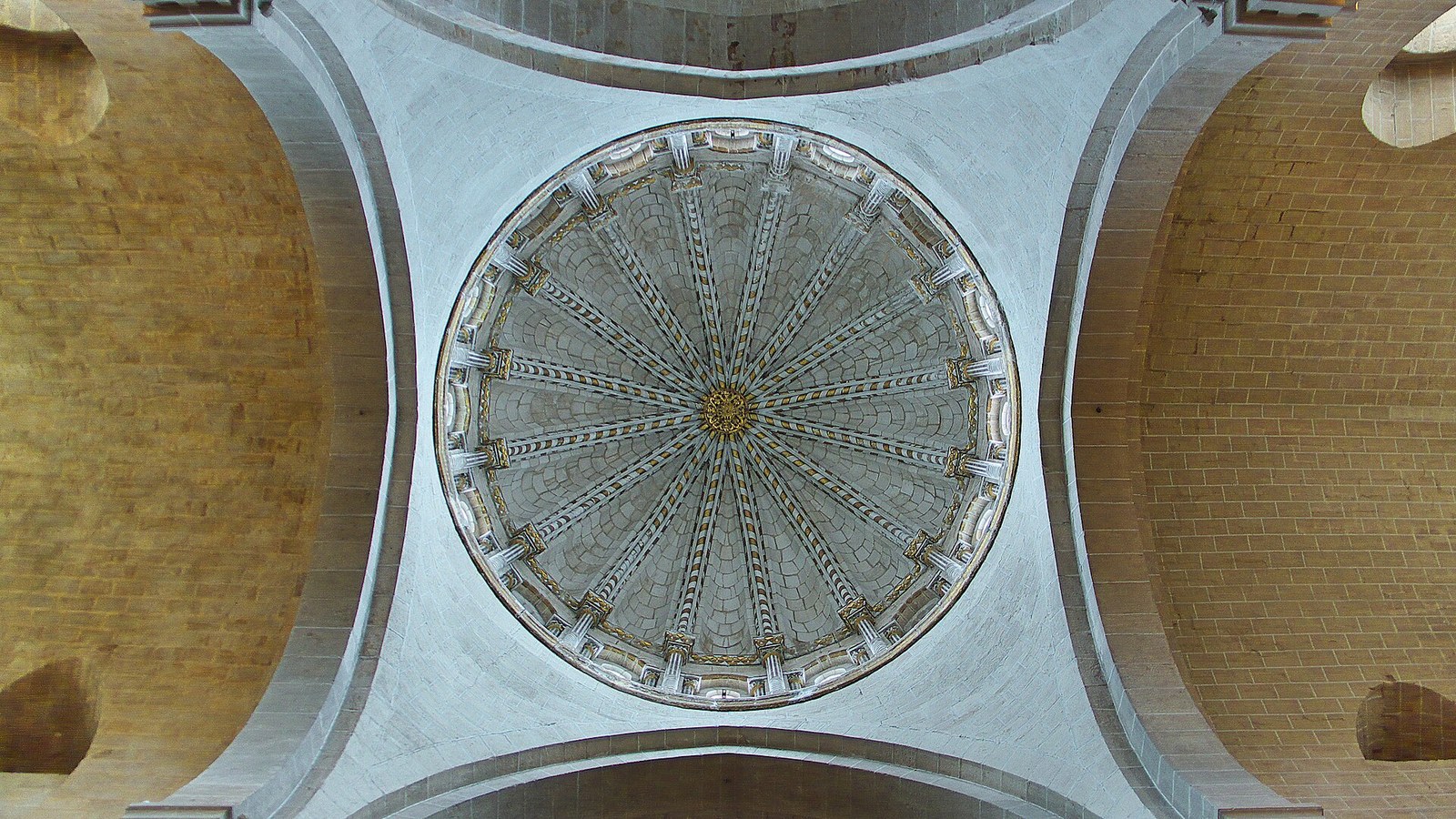 El cimborrio de la catedral de Zamora visto desde el interior, con su bóveda de gallones