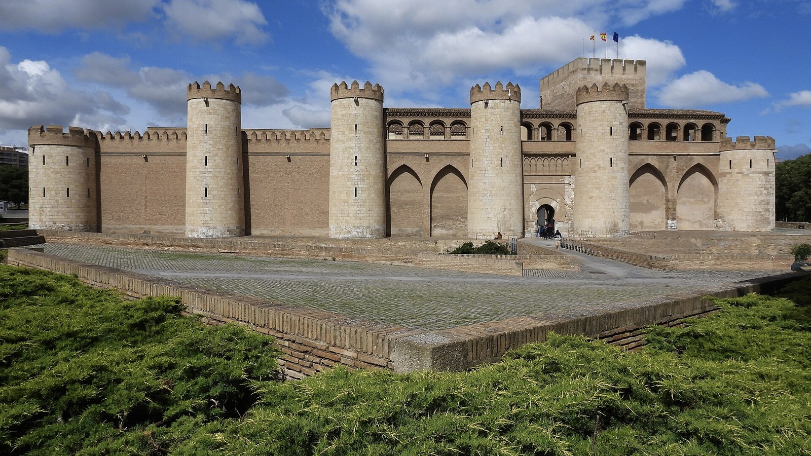 La fachada sur del Palacio de la Aljafería de Zaragoza, con sus torres