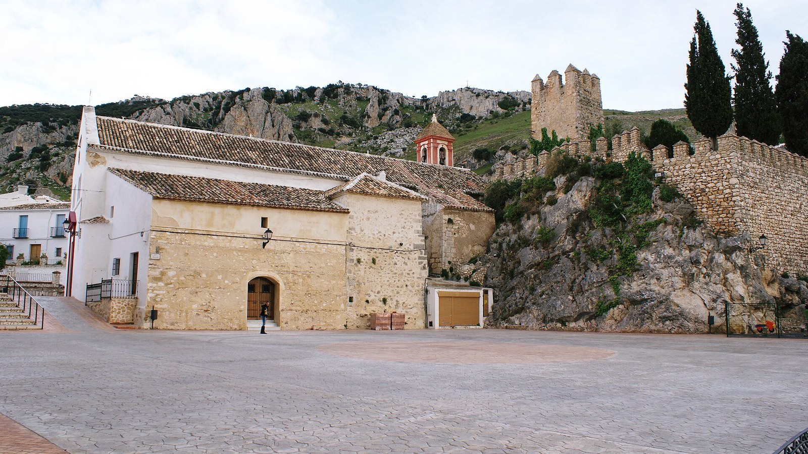 La iglesia de los Remedios de Zuheros con la muralla y el castillo sobre el peñasco