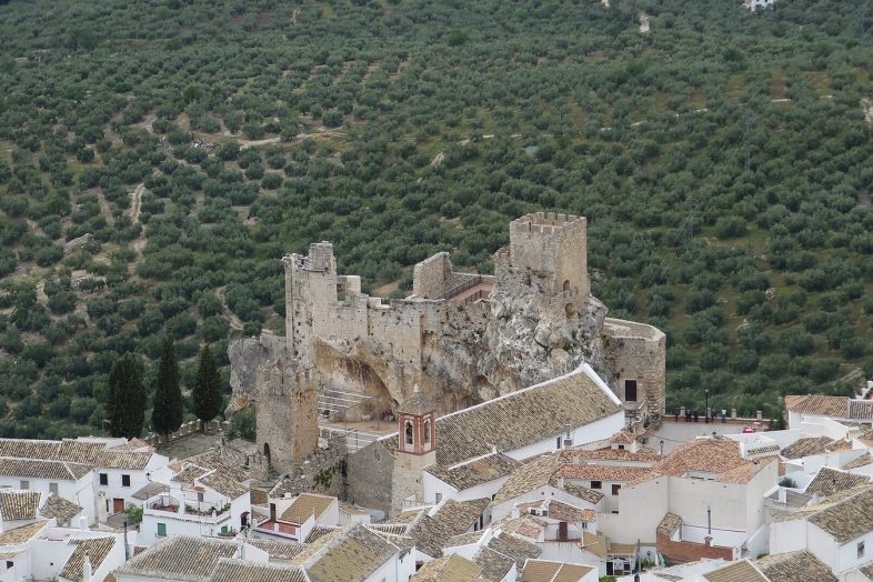 El castillo de Zuheros sobre su roca entre las casas blancas y el mar de olivos de la Subbética