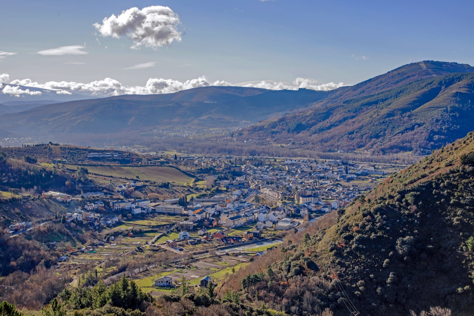Panorámica de Villafranca del Bierzo con el casco histórico entre los ríos Burbia y Valcarce