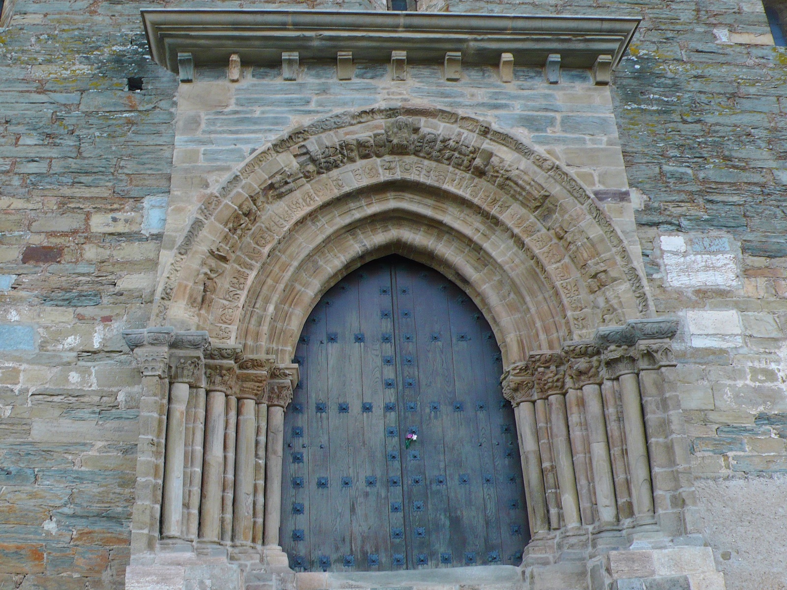 Puerta del Perdón de la iglesia de Santiago en Villafranca del Bierzo, portada románica de piedra